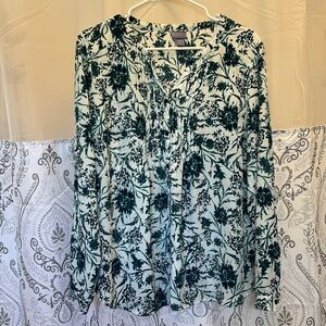Laura Scott women’s size large long sleeve V-neck button up top,